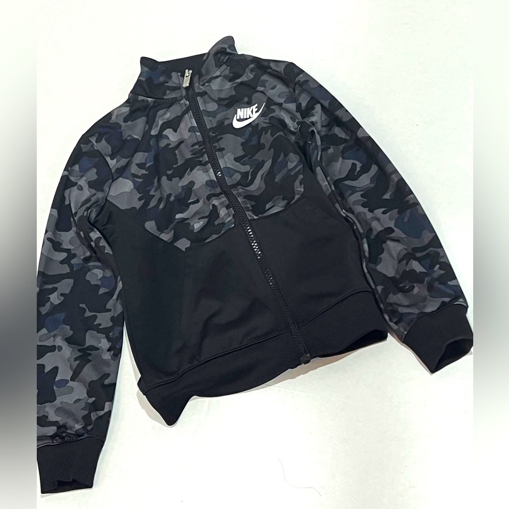**Gently Used**Boy’s Nike Track Jacket (Size: L, 6-7)